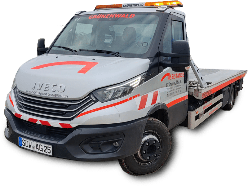 Ein weißer Abschleppwagen mit roten Akzenten und der Aufschrift „Grünenwald Assistance“ verfügt über eine Pritsche für den Fahrzeugtransport und bietet einen zuverlässigen Abschleppdienst.