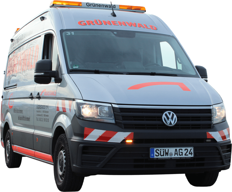 Frontansicht eines Lieferwagens von Volkswagen Grünenwald mit Warnblinkanlage, auffälligen roten Markierungen und einem sichtbaren Nummernschild, das auf seine Rolle bei der Verkehrssicherung hinweist.